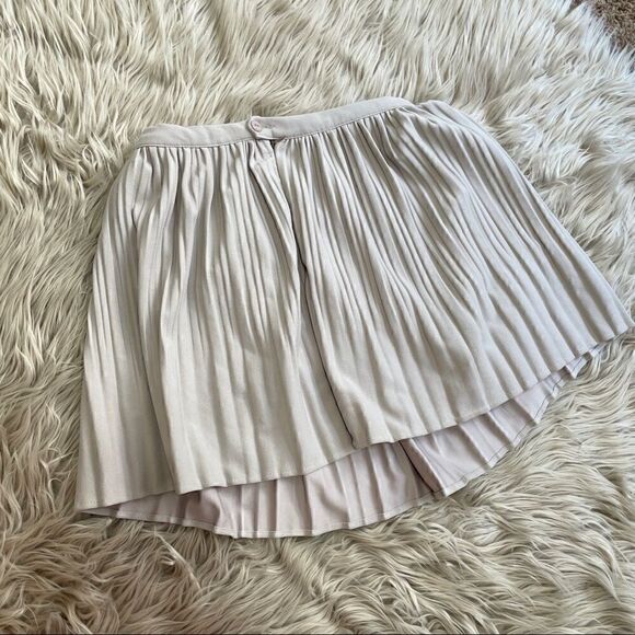 Pleated mini skirt size 28 - Picture 3 of 6